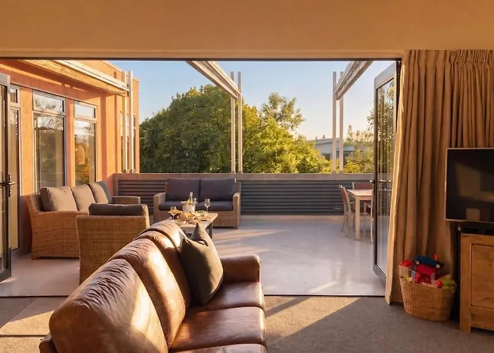 Mountain & Views, Rooftop Deck, Sleeps 4 - Family Near Wanaka